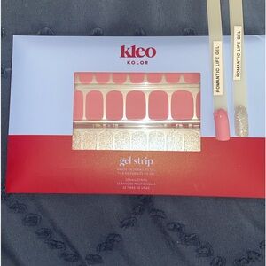 NWT insta set no light needed  gel manicure set. Includes 32 nail strips.